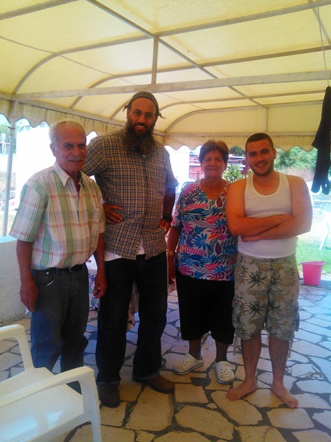 Rabbijn Shachar met Avraham en zijn vrouw en kleinzoon